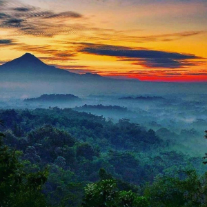 족자카르타 뿐뚝 스툼부 보로부두르 선라이즈 & 므라삐 지프 데이투어