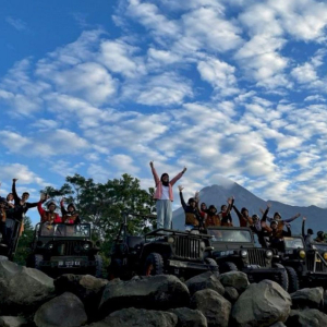 족자카르타 뿐뚝 스툼부 보로부두르 선라이즈 & 므라삐 지프 데이투어