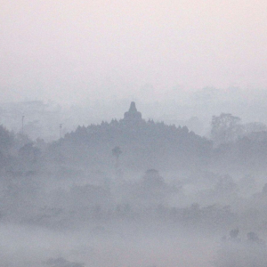 족자카르타 뿐뚝 스툼부 보로부두르 선라이즈 & 므라삐 지프 데이투어
